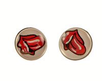 Se mere om Flabede runde ørestikker med rød mund og tunge i web-butikken