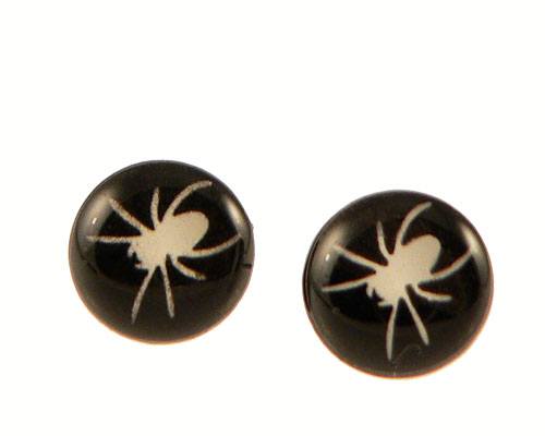 Se mere om seje ørestikker i sort farve med hvid edderkopper i web-butikken