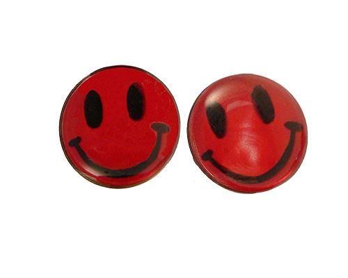 Se mere om røde runde ørestikker med smilie face i web-butikken