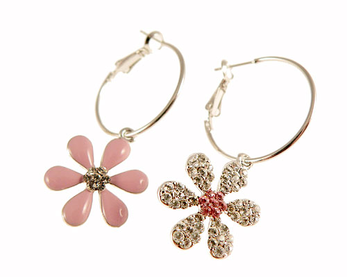 Se mere om runde øreringe med pink blomstervedhæng i web-butikken