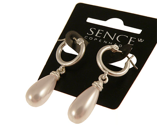 Se mere om øreringe fra sence copenhagen med hvid oval perle i web-butikken
