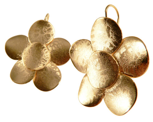 Se mere om elegant guld blomst ørering i web-butikken