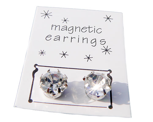 Se mere om magnet øreringe med hvid store sten i web-butikken