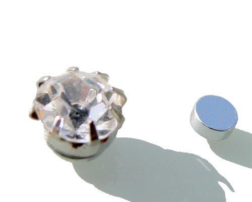 Se mere om magnet ørering med stor look a like diamant i web-butikken