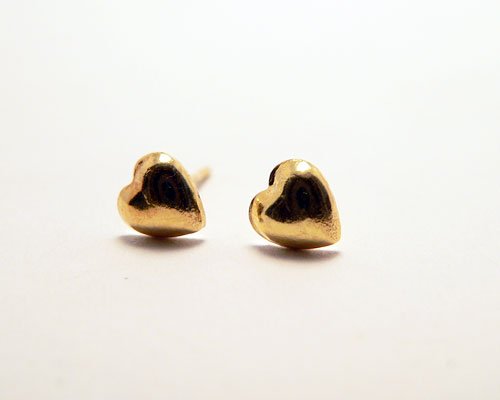 Se mere om små forgyldte ørestikker med hjerter af sølv i web-butikken