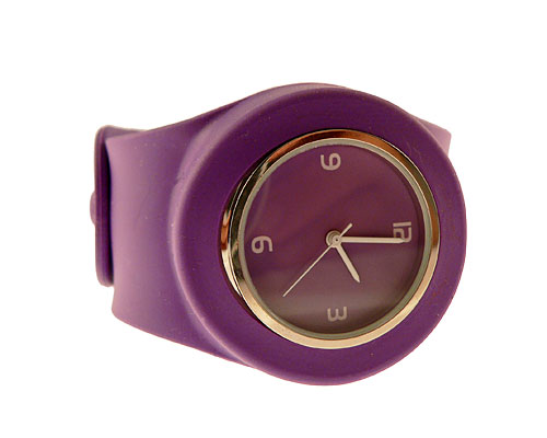 Se mere om silikone armbåndsur i lilla farve med bred fjeder rem  i web-butikken