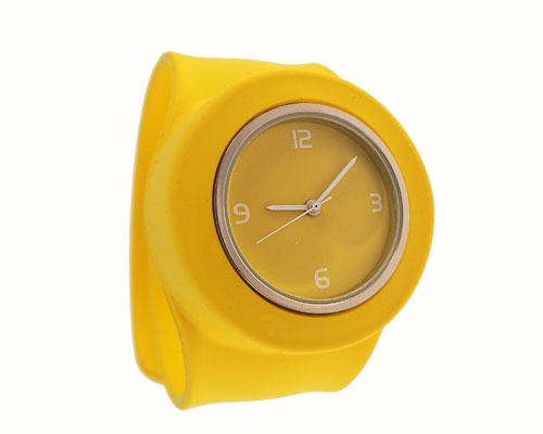 Se mere om bredt silikone armbåndsur i gul farve  i web-butikken