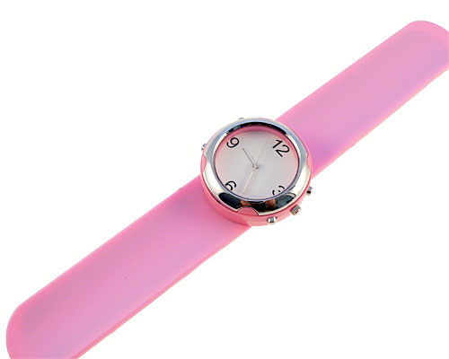 Se mere om bredt silikone armbåndsur i lyserød farve i web-butikken