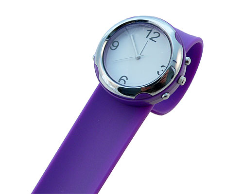 Se mere om bredt silikone armbåndsur i lilla farve  i web-butikken