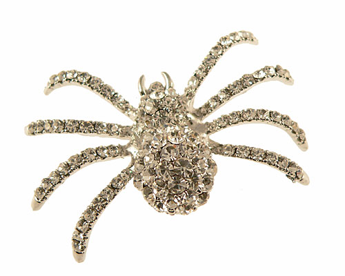 Se mere om broche i sølvfarve der forestiller en edderkop med masser af klare sten i web-butikken