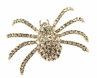 Se mere om Broche i sølvfarve der forestiller en edderkop med masser af klare sten i web-butikken