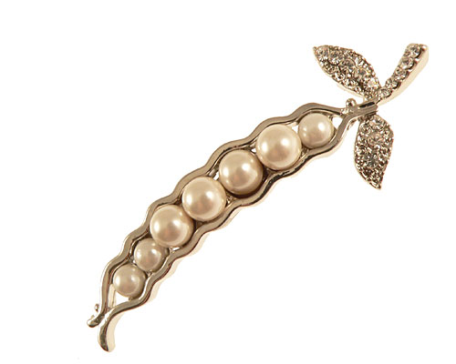 Se mere om sølvfarvet broche med perler i web-butikken