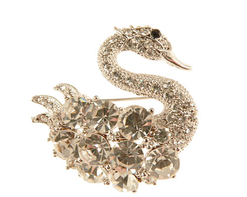 Se mere om broche af svane i sølvfarve med hvide sten i web-butikken