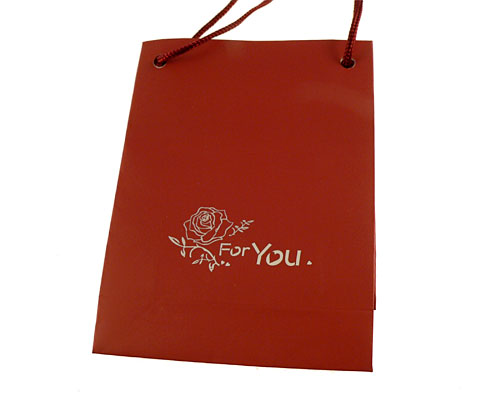 Se mere om lille rød farvet pose med hank af snor i web-butikken