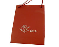 Se mere om Lille rød farvet pose med hank af snor i web-butikken