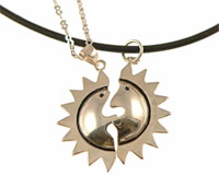 Se mere om To halskæde af ægte sølv som passer til kærestepar i web-butikken