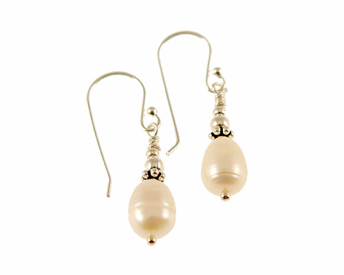 Se mere om sølv øreringe med ægte perle i web-butikken