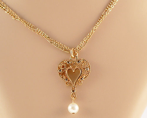 Se mere om envy halskæde i guldfarve med hjerte vedhæng i web-butikken