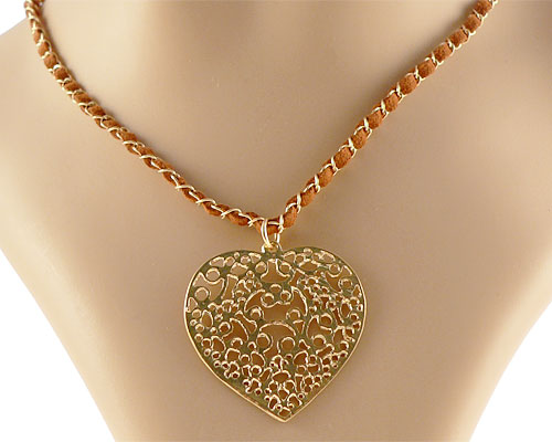 Se mere om envy halskæde i guldfarve med stort hjerte med flot mønster i web-butikken