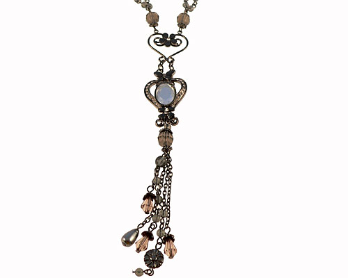 Se mere om aitems halskæde i klassisk design med rosa glas perler i web-butikken