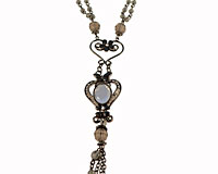 Se mere om Aitems halskæde i klassisk design med rosa glas perler i web-butikken