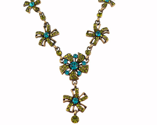 Se mere om envy halskæde med blomster i olivengrønne og turkise farver i web-butikken