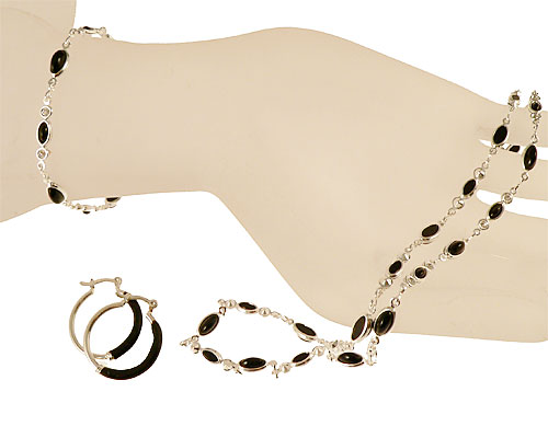 Se mere om halskæde sæt fra donna bella af sølv er betrukket med sterling sølv (825)  og udsmykning i sort farve.  i web-butikken