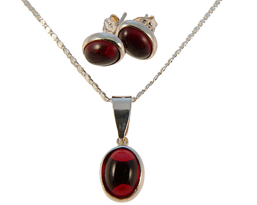 Se mere om halskæde sæt fra donna bella af sølv er betrukket med sterling sølv (825)  og rød sten i web-butikken