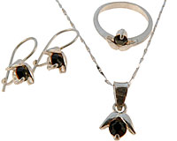 Se mere om Halskæde sæt med øreringe og fingerring af 925 sølv i sort sten i web-butikken