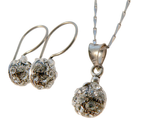 Se mere om halskæde sæt med øreringe og fingerring af 925 sølv med små klare sten. i web-butikken