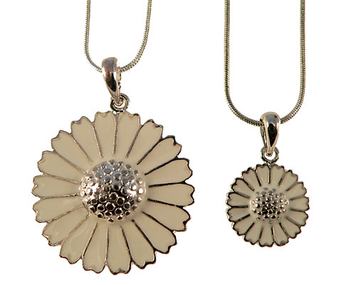 Se mere om halskæde med marguerit i sølv og hvid farve i web-butikken