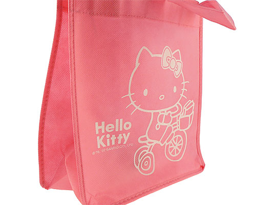 Se mere om hello kitty pose af stof i lyserød farve med motiver i web-butikken