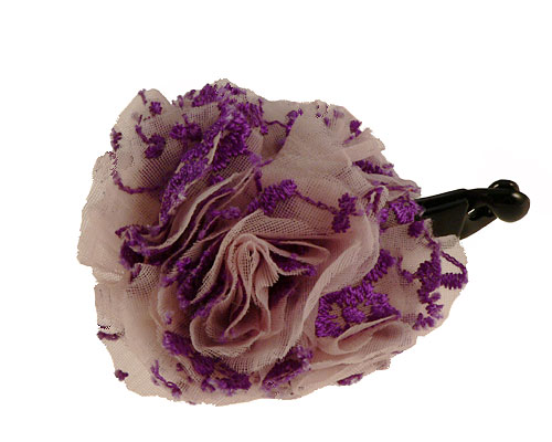 Se mere om super flot hårspænde med blomst i hvid og lilla i web-butikken
