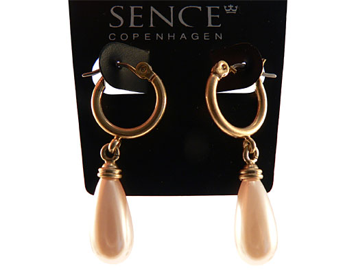 Se mere om øreringe fra sence copenhagen med oval perle i perlemorsfarve i web-butikken