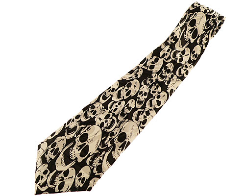 Se mere om slips med i sort farve med masser af kranier i hvid farve i web-butikken