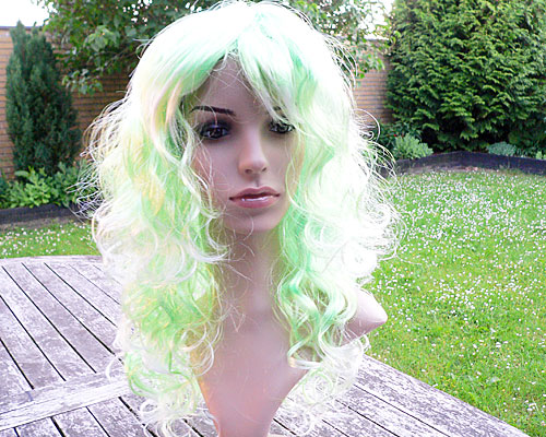 Se mere om festparyk med syntetisk afbleget grønt hår i web-butikken