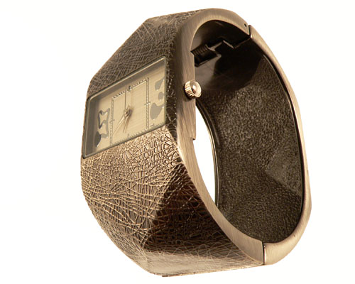Se mere om flot og stort armbåndsur med mørkebrun riflet armbånd i web-butikken