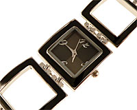Se mere om Smykkeur med firkantet ur og rem i sort farve i web-butikken