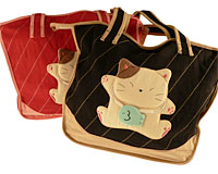 Se mere om Japansk Kokocat håndtaske i farverne sort, rød, lilla og mørkeblå i web-butikken