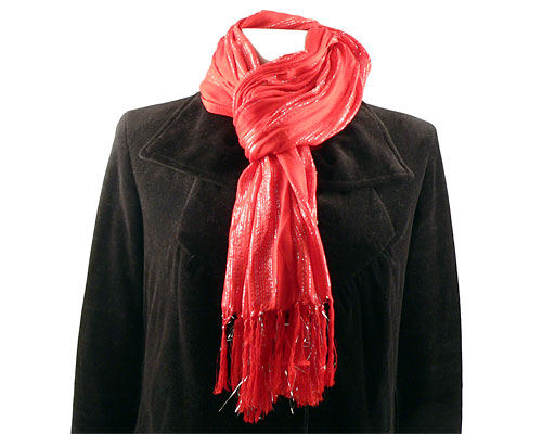 Se mere om aflangt tørklæde i rød farve med sølvtråde i web-butikken